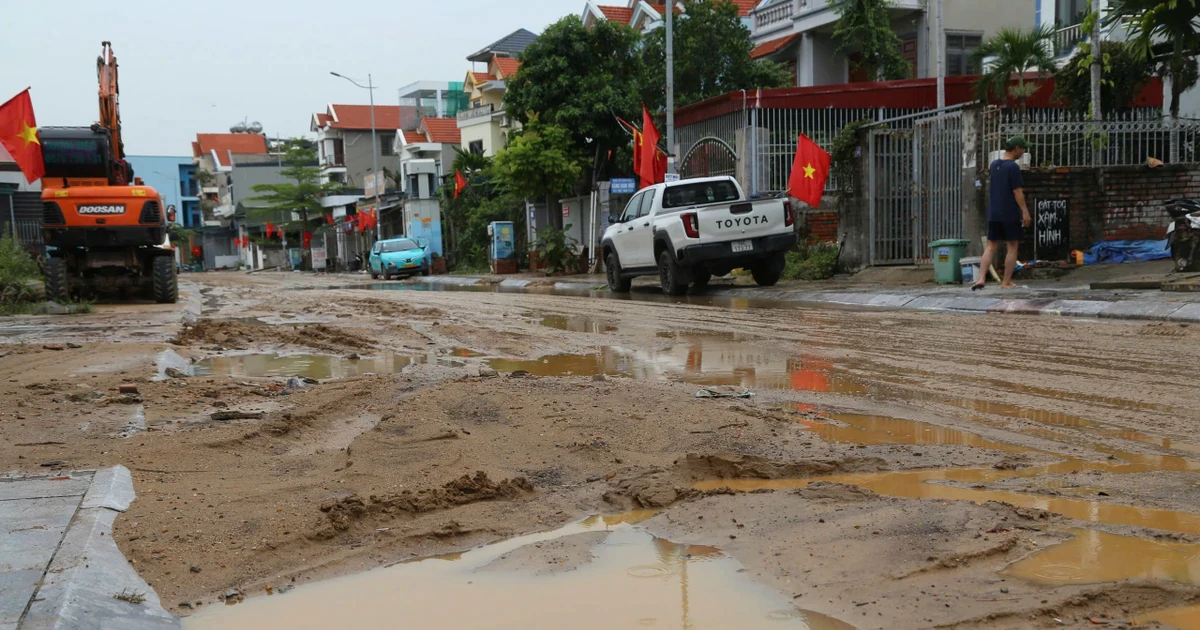 CLIP: "Bão bùn" từ trên đồi đổ xuống, phủ kín gần 1km đường phố ở Quảng Ninh
