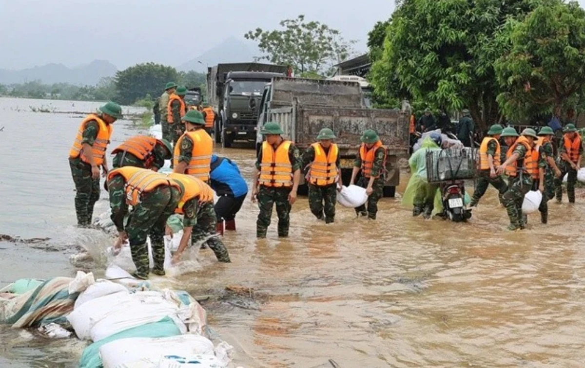 Lũ sông ngoại thành Hà Nội vượt báo động 3, hàng trăm người tham gia đắp đê