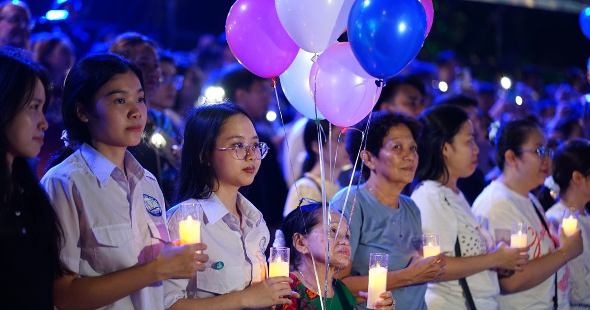Những giọt nước mắt trong đêm thắp nến tưởng niệm nạn nhân Covid-19 tại Công viên Lý Thái Tổ