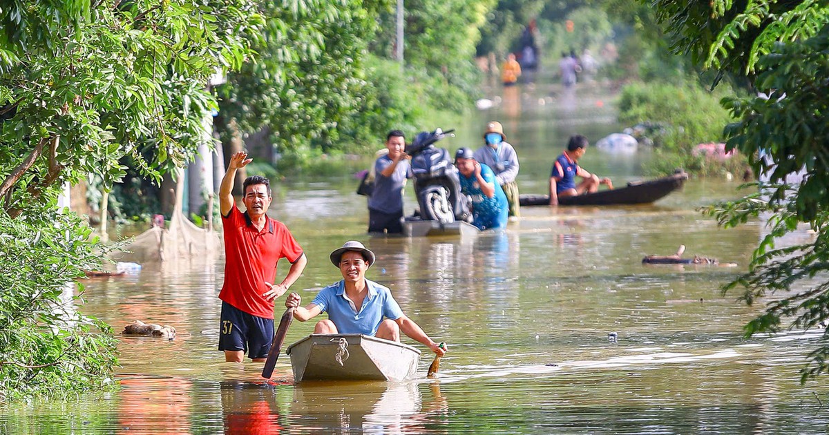 Sông Bùi vượt báo động 3, đê ngập sâu, dân Xuân Mai lũ lượt di dời