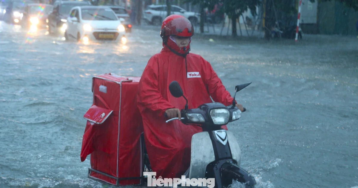 Mưa lớn ở Nghệ An: Phố biến thành ‘sông’, ô tô, xe máy chết máy hàng loạt