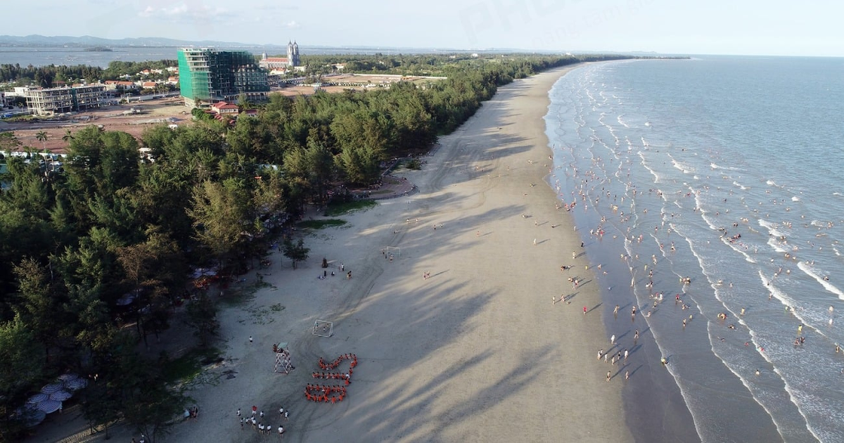 Đây là bãi biển dài nhất Việt Nam, vừa xuất hiện quần thể đặc biệt rộng hơn 20 ha: 17km Cong hình vành khuyên, nằm ở địa đầu vùng Đông Bắc, được ví như "nàng thơ ngủ quên"