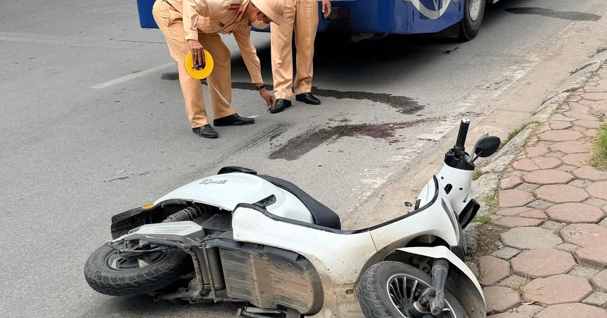 Hà Nội: Sau va chạm, cô gái bị cuốn vào gầm xe buýt