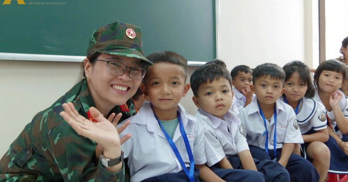 Hành trình “Trăng Sáng Muôn Nơi” tại Tây Giang: Khi màu áo lính thắp sáng vầng trăng trẻ thơ