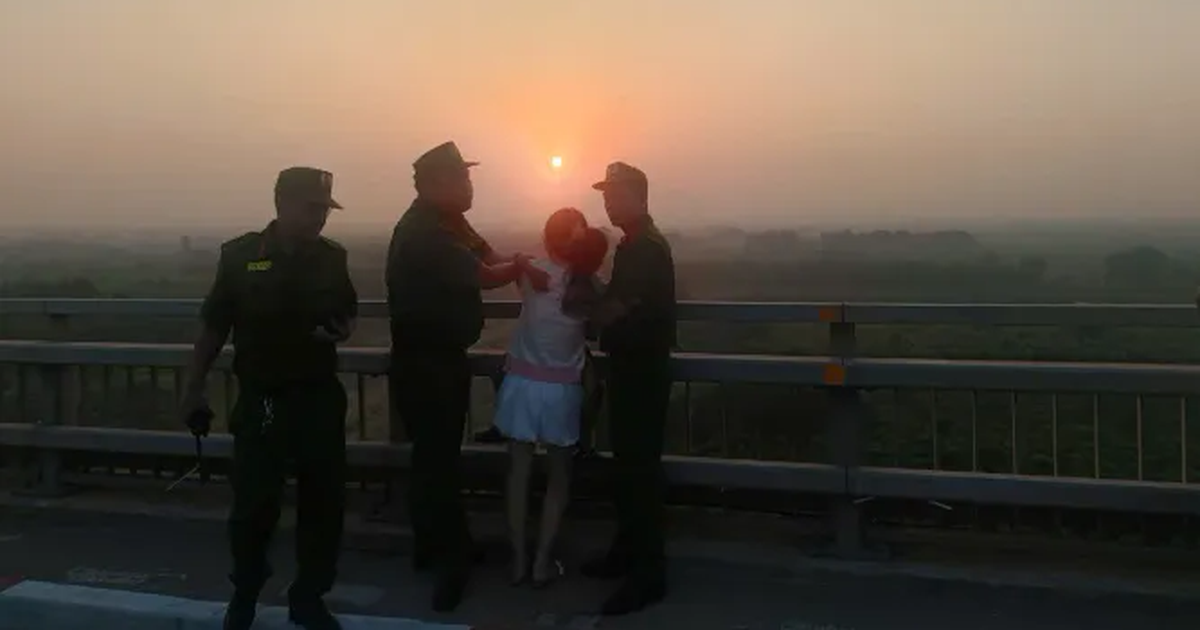 Kịp thời ngăn cản người phụ nữ bế theo cháu bé có ý định tự tử tại cầu Nhật Tân