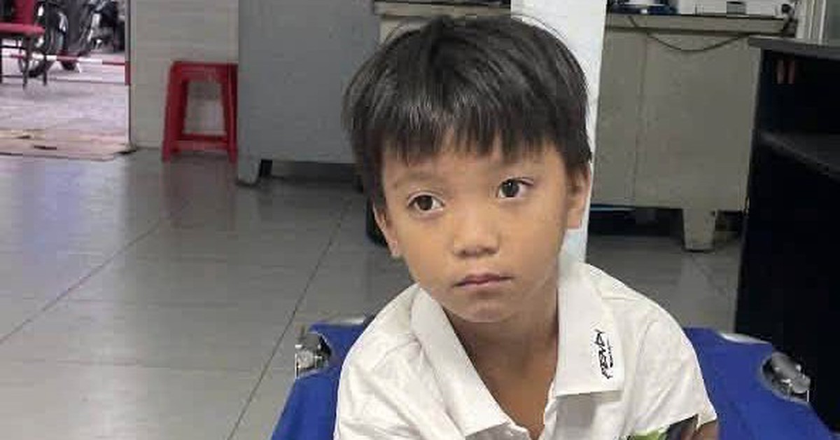 Tìm người thân cho bé trai 5 tuổi bị lạc gia đình ở TP.HCM