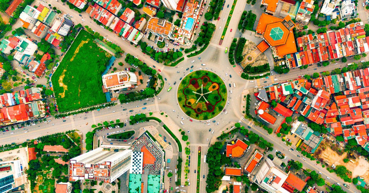 Thành phố trực thuộc Trung ương trẻ nhất cả nước làm siêu sân bay 2000 ha, kết nối với Thủ đô bằng tuyến đường 120m do Sun Group làm và tuyến đường sắt tốc độ cao của Vingroup