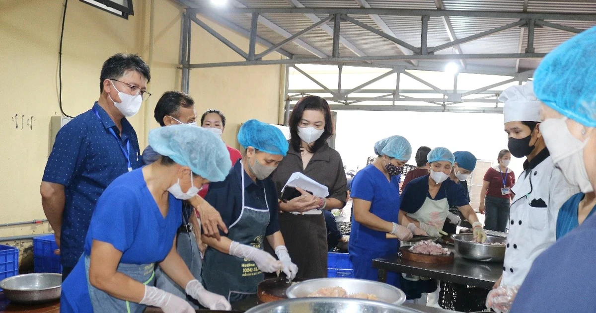 Đoàn kiểm tra liên ngành chỉ ra loạt sai phạm trong bếp ăn bán trú "thịt như tóp mỡ"