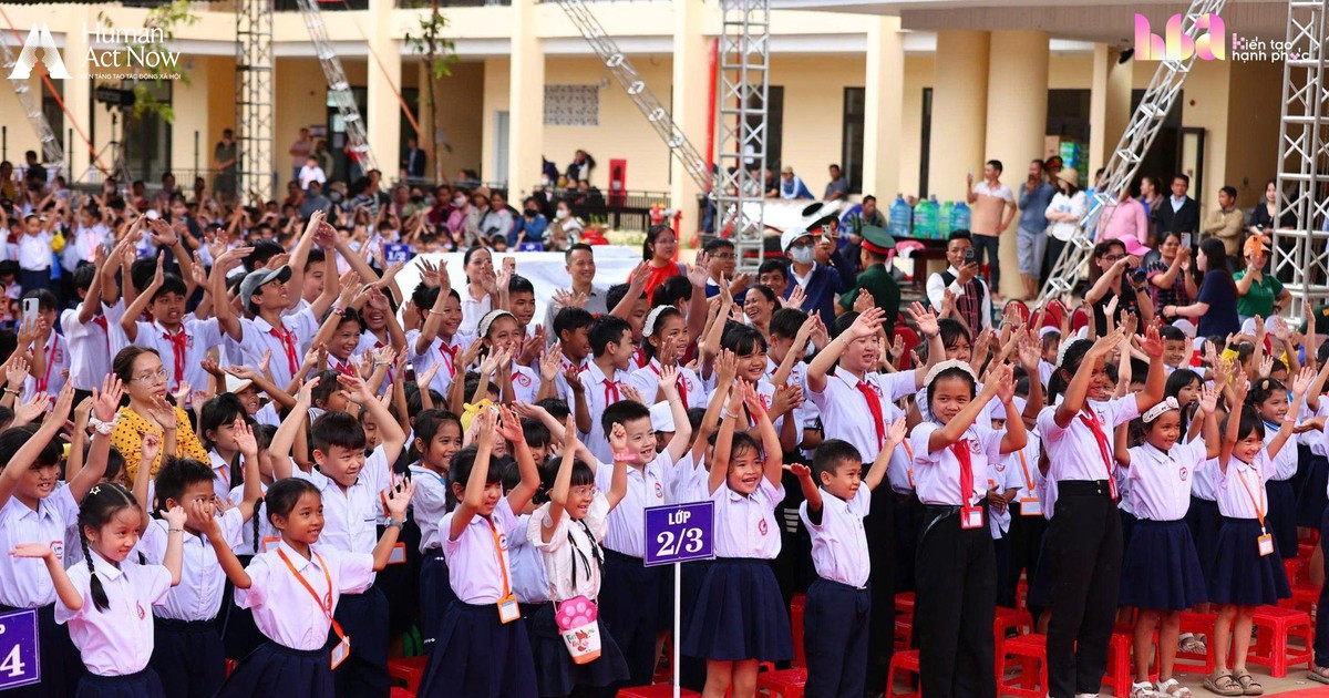Hồ Quỳnh Hương mang 6 chiếc tivi lên vùng biên giới, cậu bé lớp 7 chỉ xin một điều không thể mua ngay bằng tiền