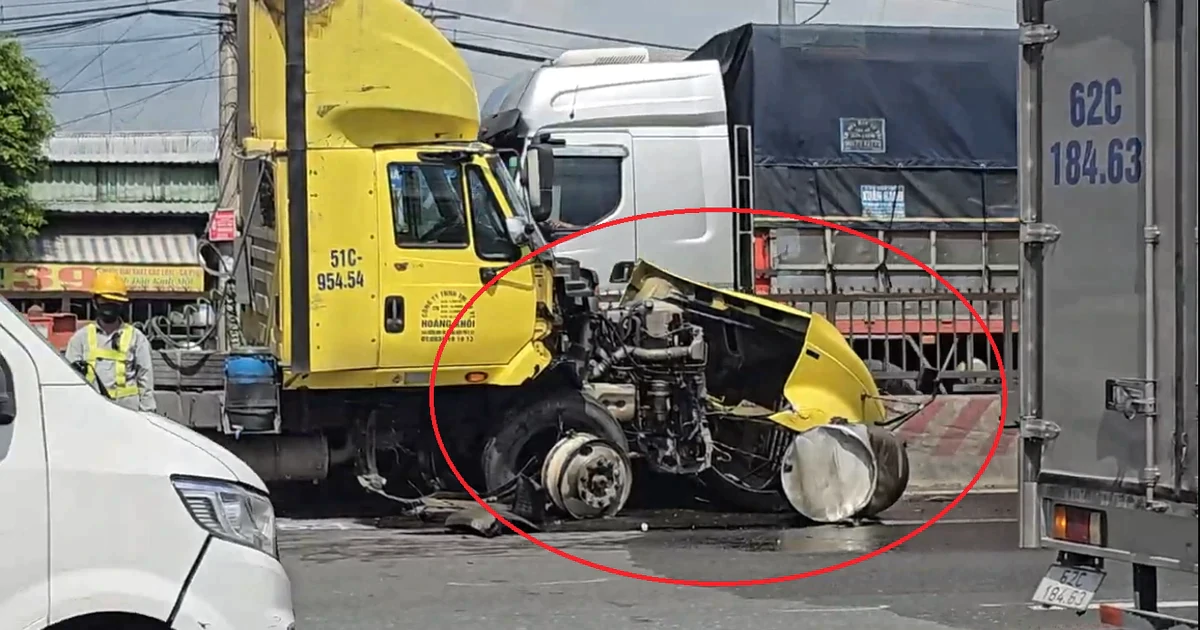 Đầu xe container nát sau va chạm, dầu chảy lênh láng mặt đường