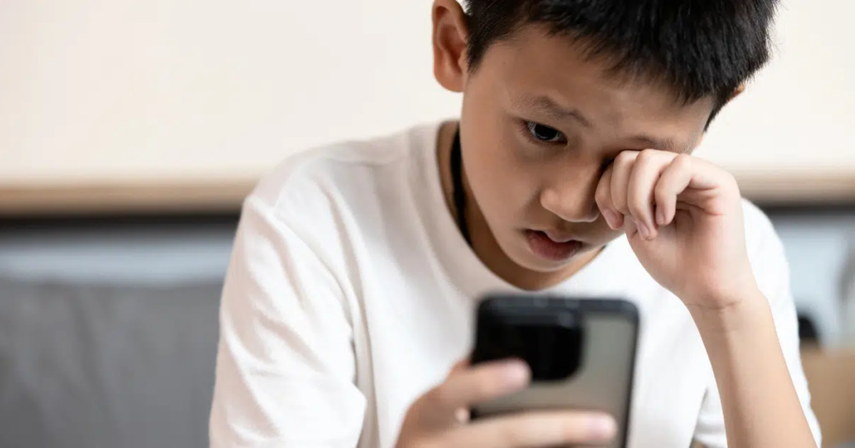 Cảnh báo đến những cha mẹ có con 12 tuổi đang sở hữu điện thoại thông minh