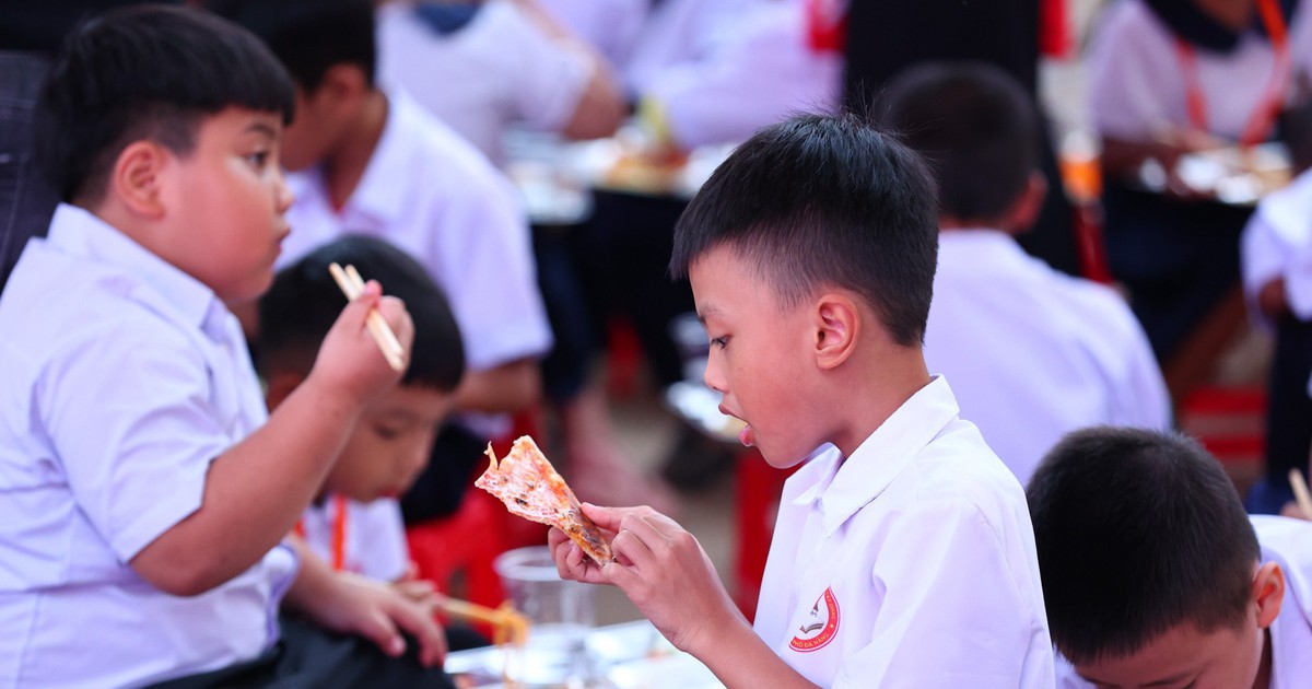 Đại tiệc buffet của 1700 em nhỏ Tây Giang: “Lần đầu tiên em được ăn pizza”