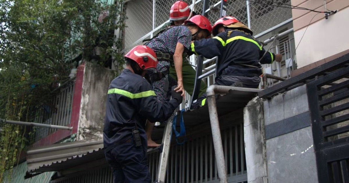 Sập gác nhà dân ở TP.HCM, cảnh sát cứu 3 người mắc kẹt