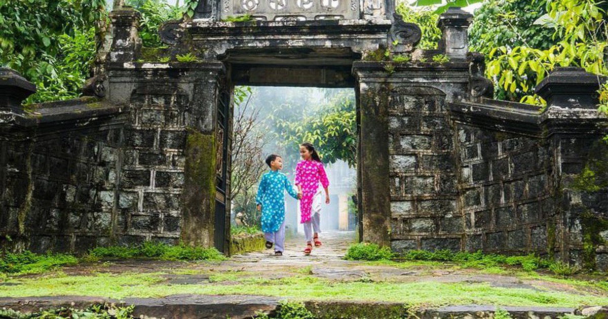 Phát hiện ngôi làng rộng hơn 270 ha có 8 nhà cổ trăm tuổi, nổi tiếng với chiếc bàn không cần đẩy vẫn xoay