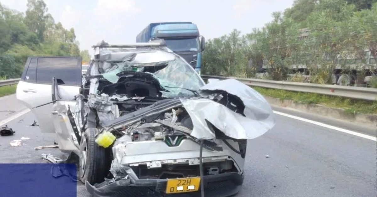 Xe con vỡ nát sau cú đâm đuôi xe đầu kéo trên cao tốc Nội Bài - Lào Cai