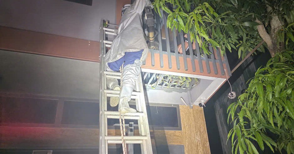 Cảnh sát cắt chuồng cọp cứu 2 người mắc kẹt trong ngôi nhà cháy ở Hà Nội