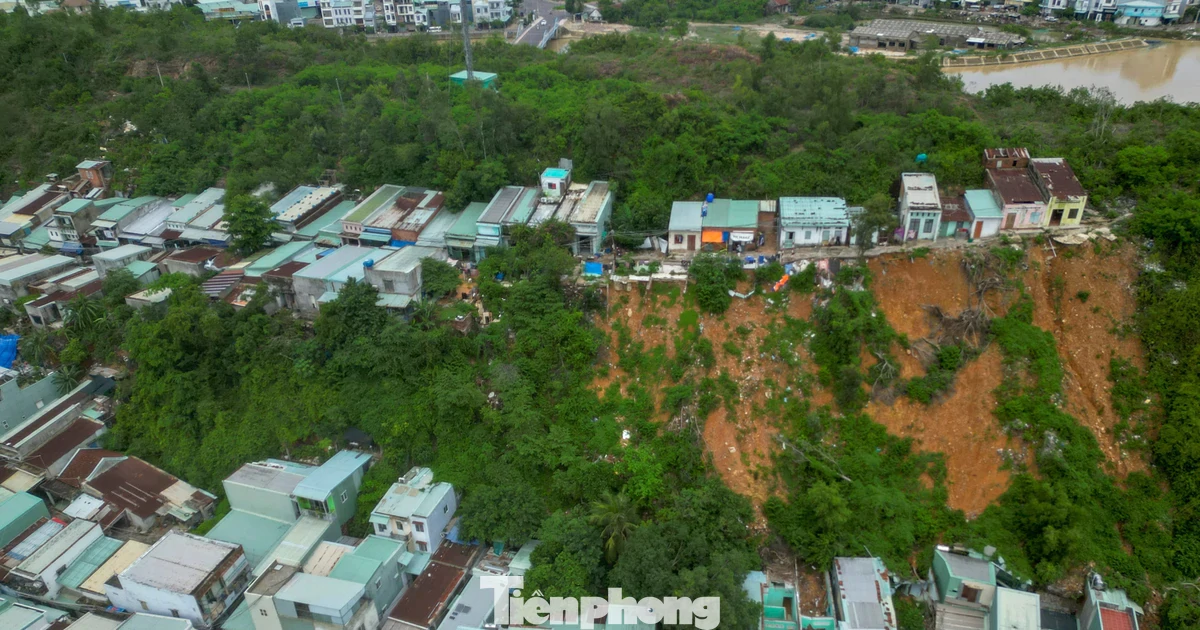 Những mái nhà chênh vênh bên sườn núi trước mùa mưa bão