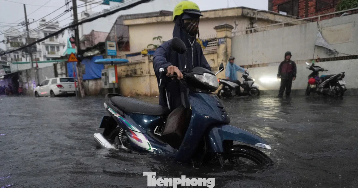 Mưa tầm tã giờ tan tầm, nhiều tuyến đường ở TPHCM ngập sâu