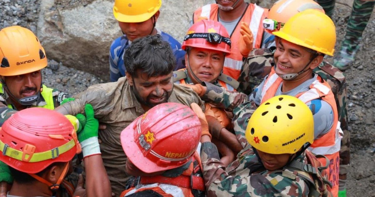 Phép màu: Vỡ oà khoảnh khắc giải cứu 2 công nhân còn sống trong hầm thuỷ điện ở Nepal 9 ngày sau thảm hoạ