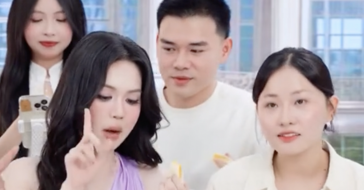 Сестра блогера Quang Linh и Нгок Тринг провели совместную трансляцию с продажей лунных пирогов