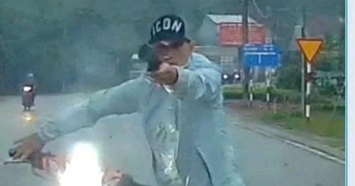 Bắt nghi phạm giật điện thoại, rút dao uy hiếp phụ nữ giữa đường