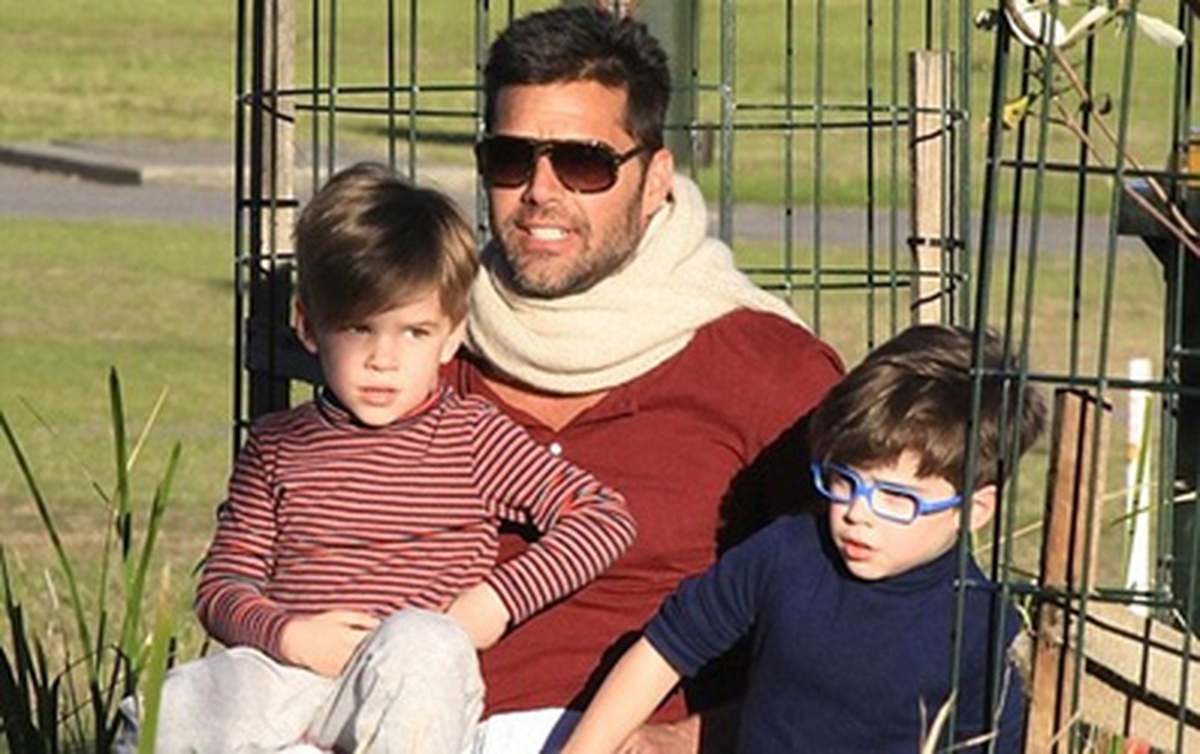 Hai con sinh đôi của Ricky Martin càng lớn càng đẹp trai