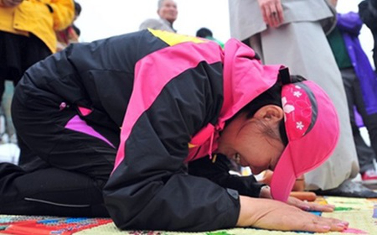 Người thân ngã quỵ trong lễ cầu siêu cho các nạn nhân PHÀ SEWOL mất tích