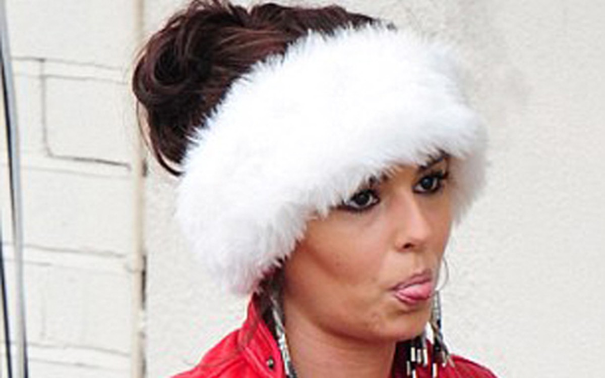 Cheryl Cole lè lưỡi “chọc” phóng viên