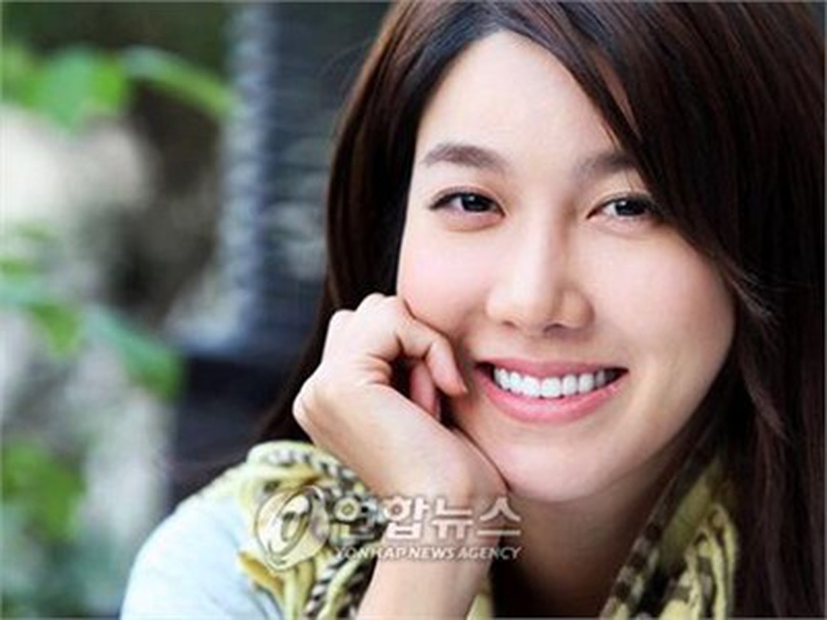 Lee Ji Ah kết hôn năm 16 tuổi và đã có 2 con!