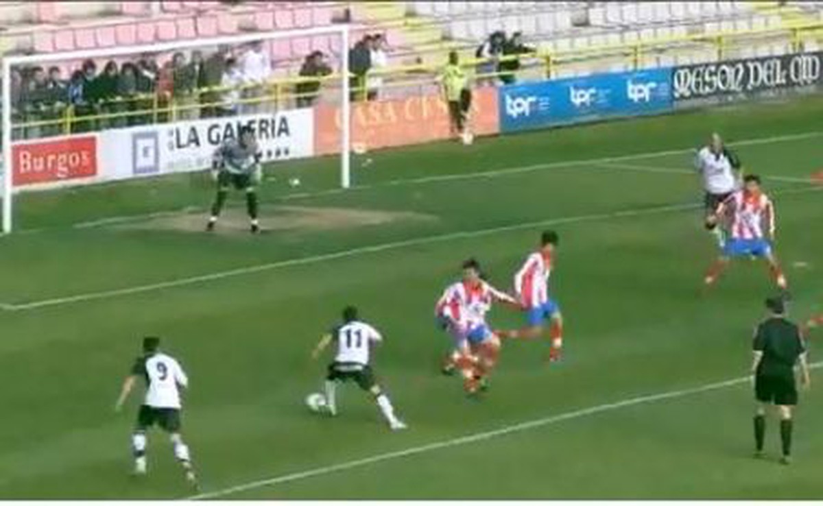 Chiêm ngưỡng bàn thắng "tuyệt đỉnh" sánh ngang Messi