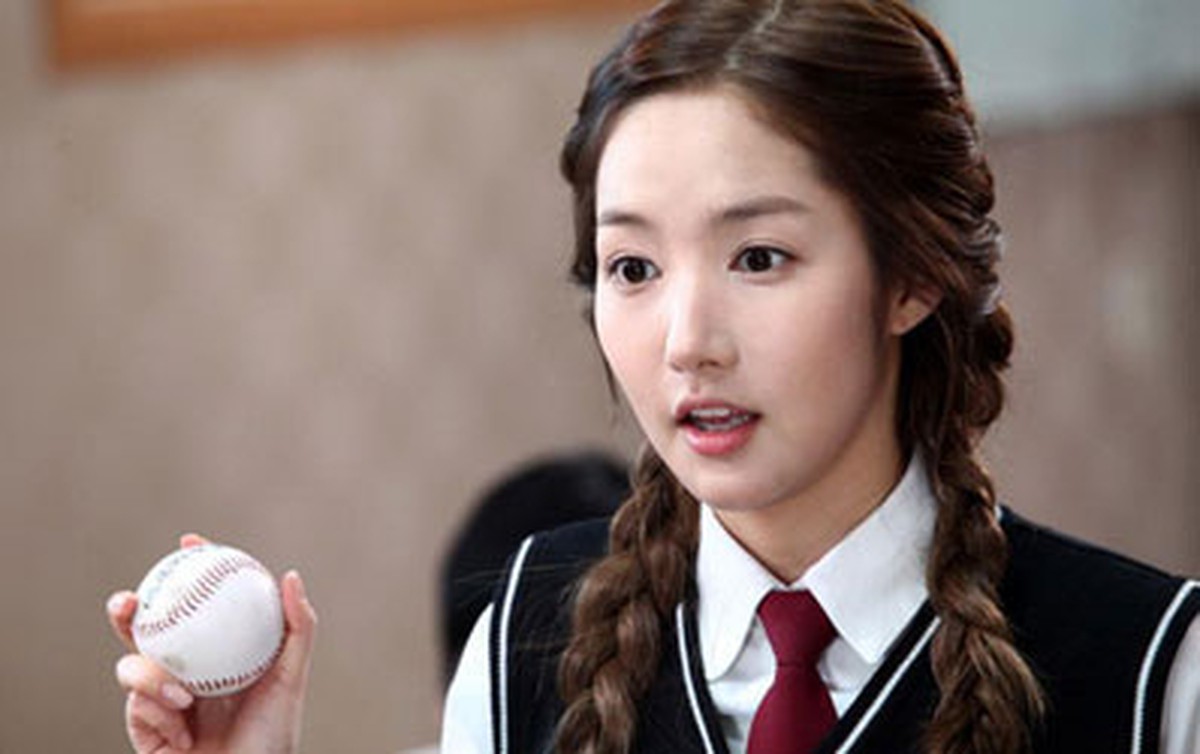 Park Min Young diện đồng phục và... nhảy disco