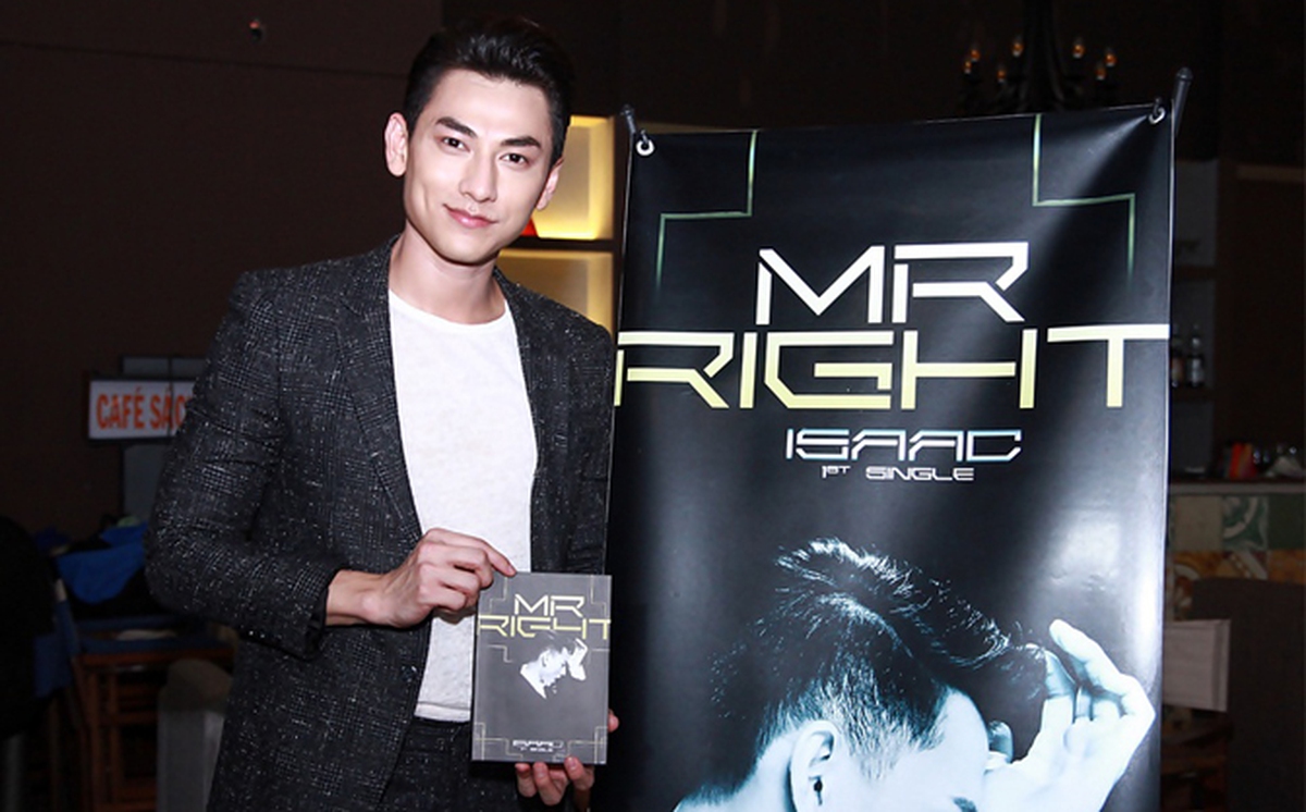 Isaac nhiệt tình kí tặng single cho fan
