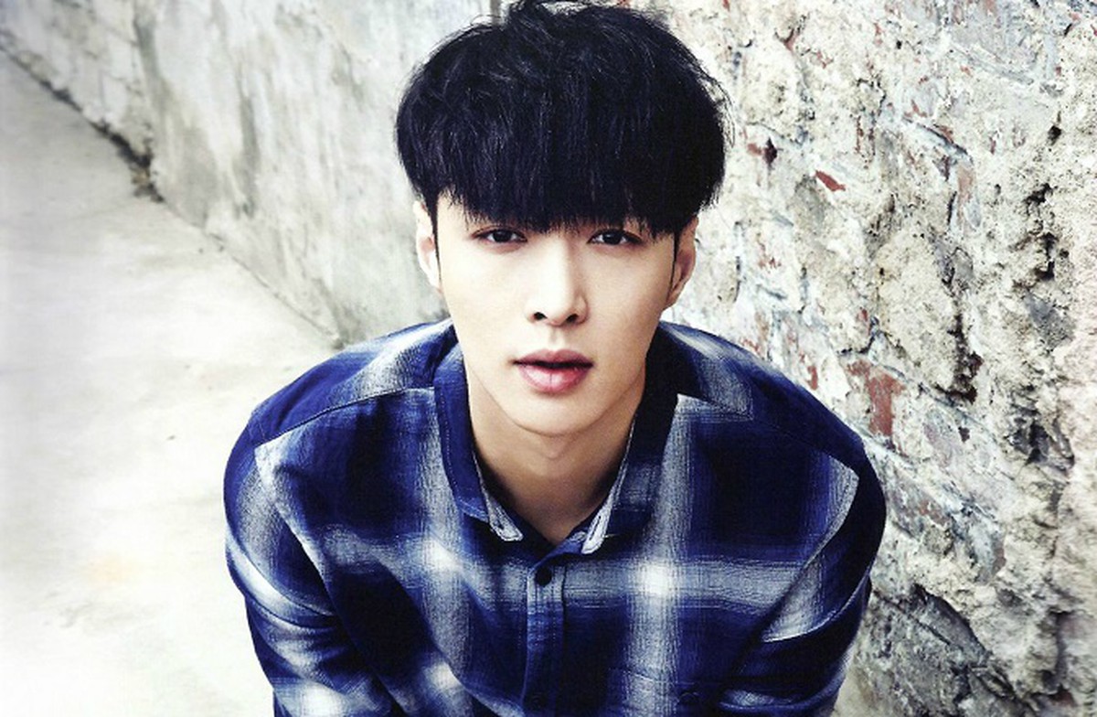 Vắng mặt tại tour diễn của nhóm, Lay bị netizen đuổi khỏi EXO
