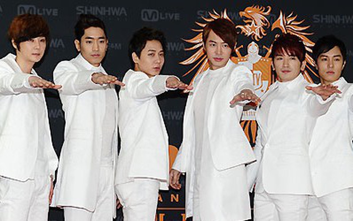 ShinHwa hoãn album mới vì... đơn đặt hàng quá nhiều