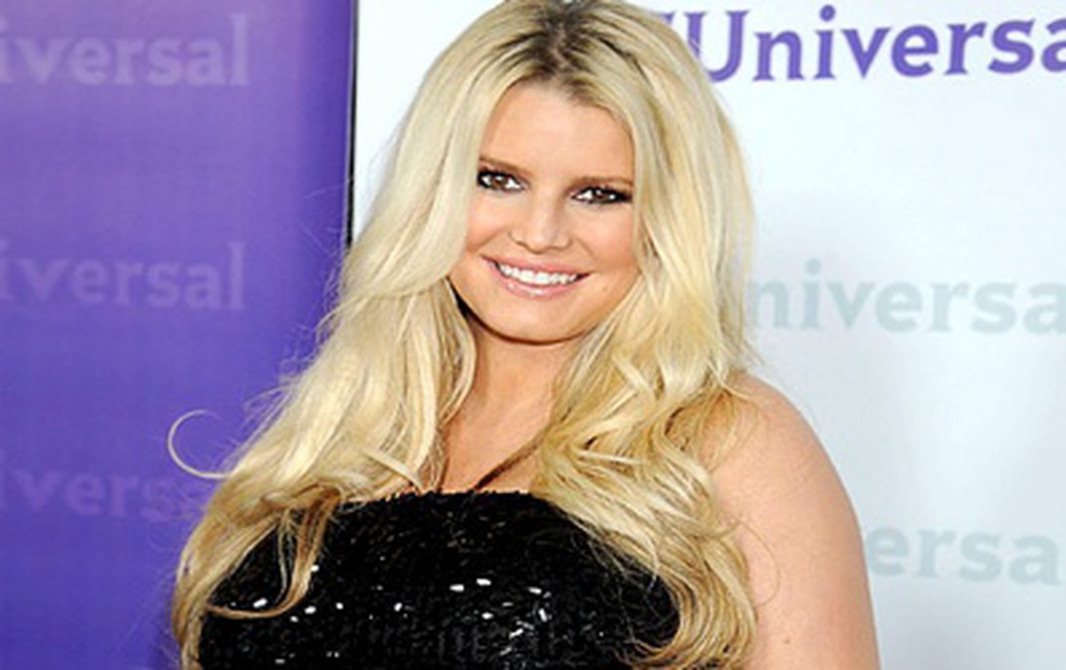 Jessica Simpson sinh con gái đầu lòng