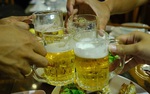 Đàn ông Việt uống bia xem World Cup, nhưng ai đang xem ruột già của họ?