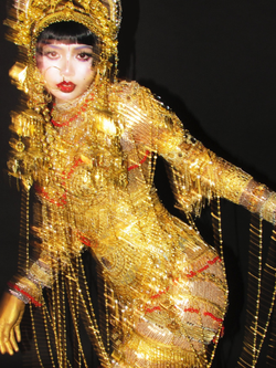 Lisa chơi Halloween đỉnh nhất thế giới!