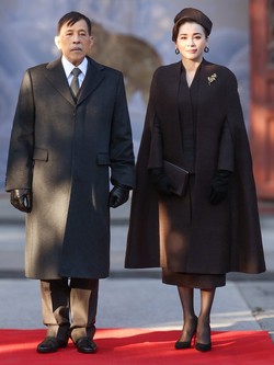 Hoàng hậu Thái Lan từng là tiếp viên hàng không: U50 đẹp lộng lẫy như minh tinh trong chuyến công du nước ngoài