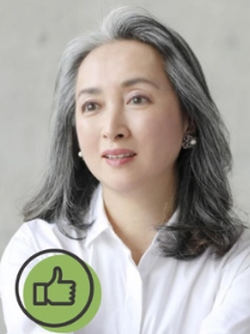 Với mái tóc bạc tự nhiên, phụ nữ trung niên nên uốn tóc, tạo độ phồng, nhìn sẽ trẻ và quý phái hơn