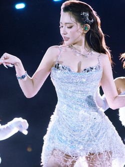 Nữ ca sĩ “bình thường toàn nằm”, một ngày đứng lên bị đồn đủ thứ