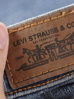 90% người mặc quần jeans không biết công dụng của miếng da sau cạp quần