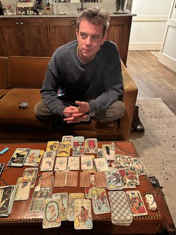 Xôn xao mạng xã hội cảnh giám đốc Dior đi coi bói