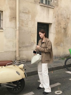 Vì sao phụ nữ ở mọi độ tuổi nên ưu tiên sắm áo khoác ngắn hơn áo khoác dài?