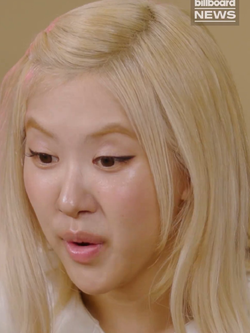 Mặt Rosé quá phù, cảm giác cười cũng khó