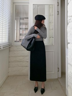 Phụ nữ sành điệu sẽ kết hợp chân váy đen với 5 mẫu áo trẻ trung