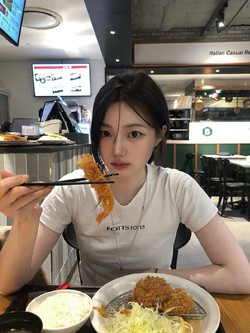 Ăn mấy món quen này, da già đi nhanh hơn bạn nghĩ