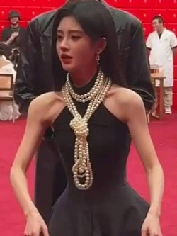 Cam thường lộ vai dị dạng của mỹ nhân 4000 năm có một