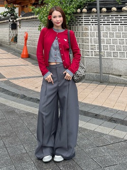 Nhìn tưởng cô sinh viên nào nhưng hóa ra mỹ nhân này đã U40, 5 món thời trang chính là "chìa khóa" hack tuổi