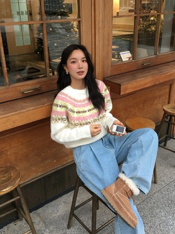 Trời chuyển lạnh, chị em phải diện ngay combo áo len và quần jeans với 5 cách kết hợp siêu hack tuổi