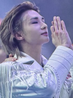 Nam ca sĩ nổi tiếng đánh rơi 1,4 tỷ trên sân khấu